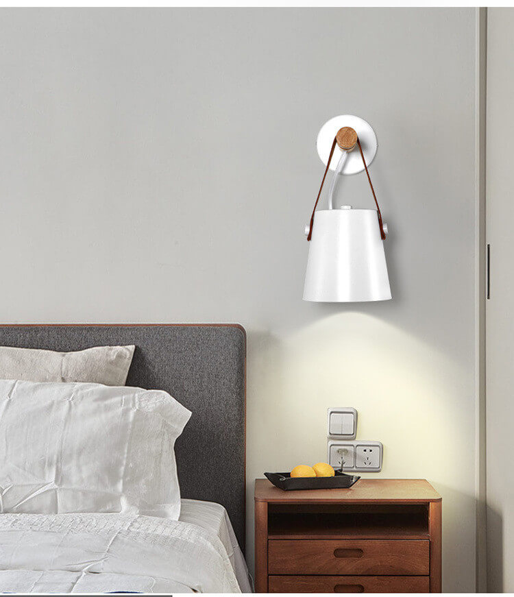 WoodGlow - Wandlamp met ijzeren lampenkap en houten arm