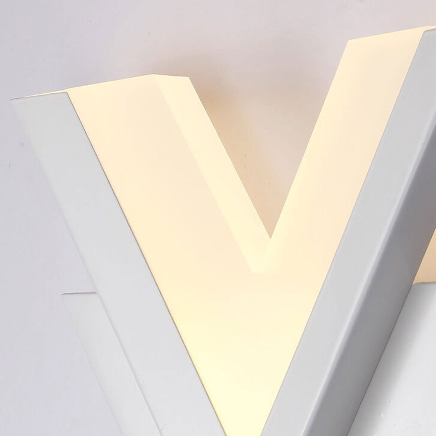 Minimalistische V-vormige LED-wandlamp