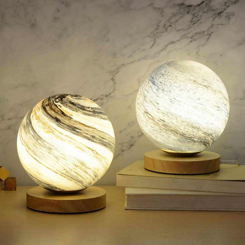 Glazen Planeet Mini Nachtlamp - Postmoderne Tafellamp met Houten Basis