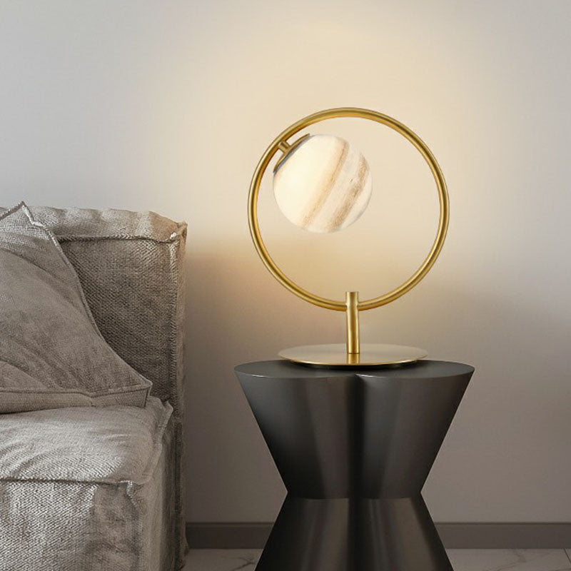 Planet Tafellamp - Goudkleurige Metalen Ring met Glazen Bol, Moderne LED Nachtlamp