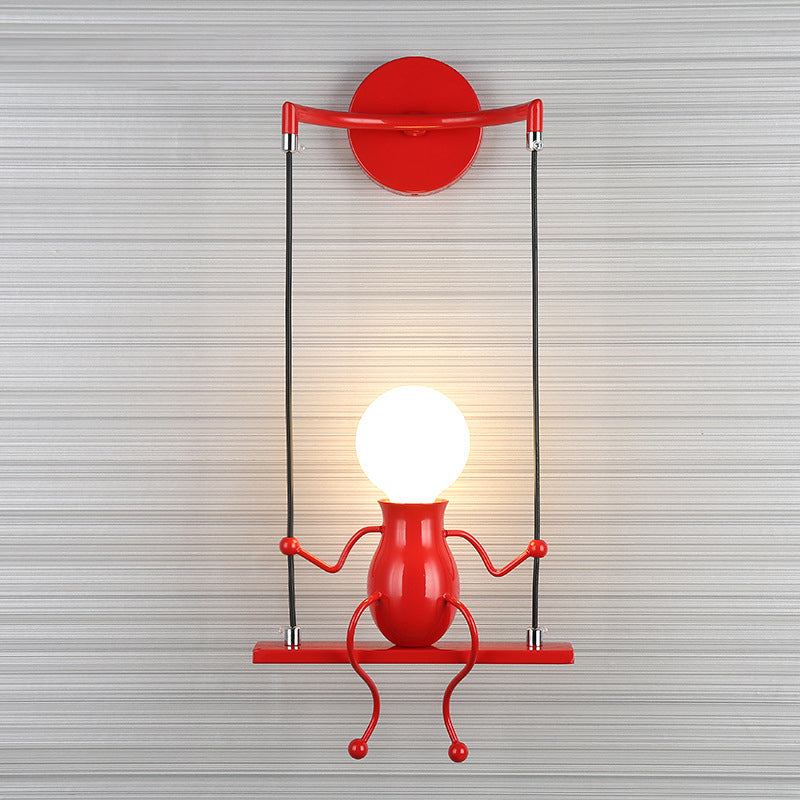 SwingDesign - Moderne wandlamp met schommelend figuur