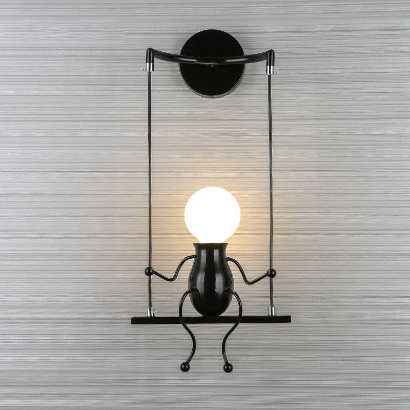 SwingDesign - Moderne wandlamp met schommelend figuur