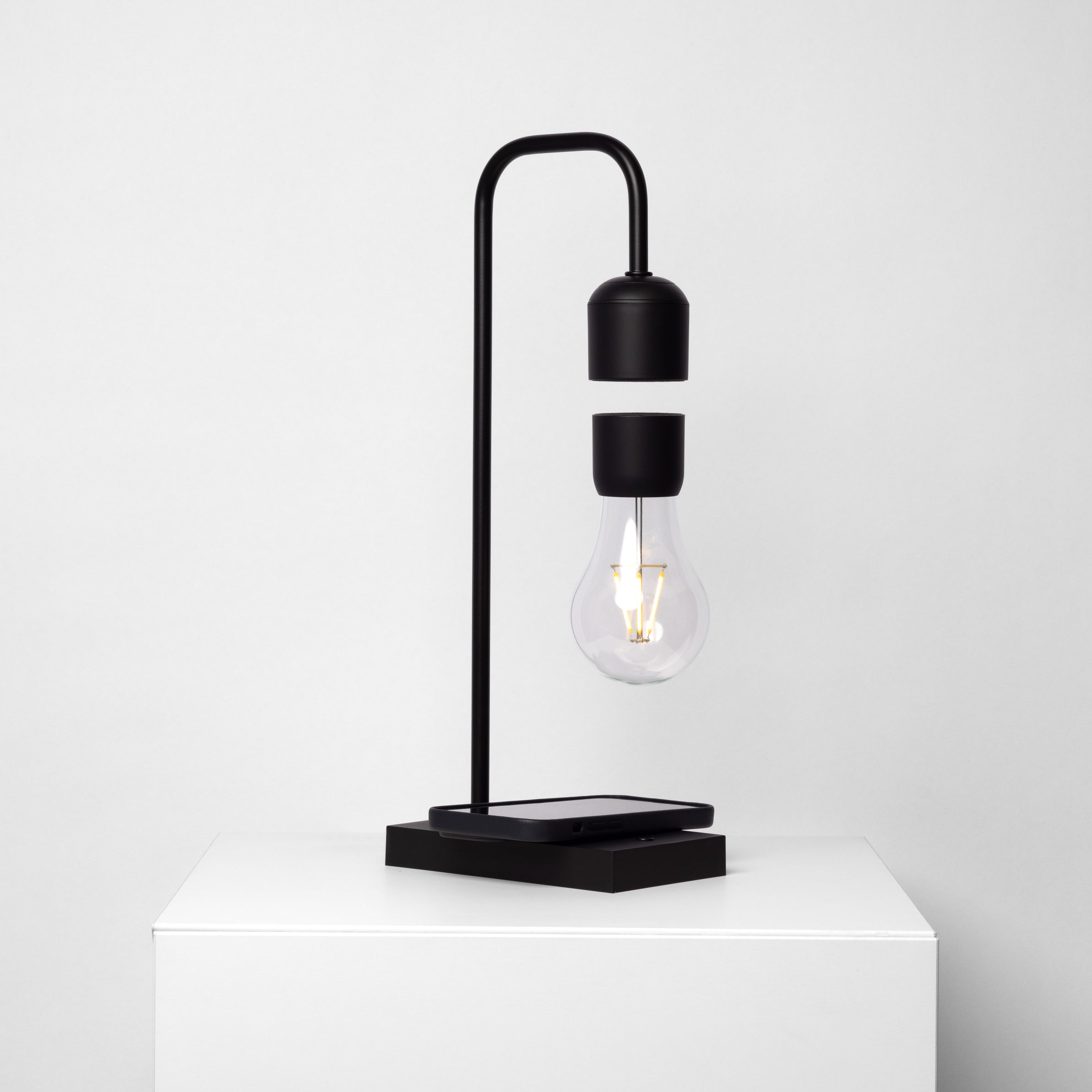 Minimalistische Zwevende LED Lamp met Draadloze Telefoonoplader