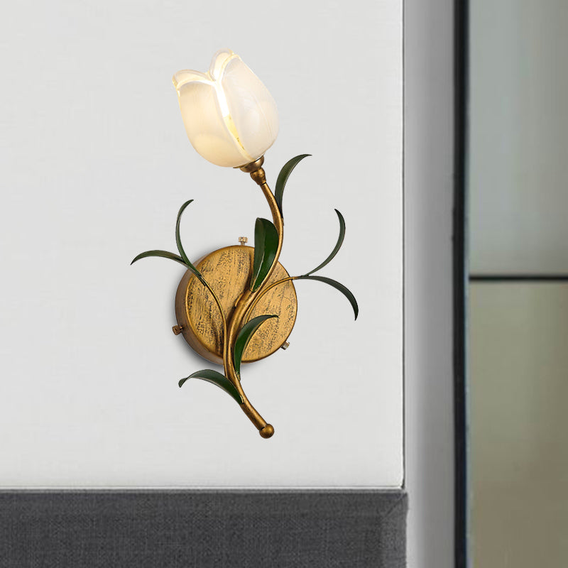 TulipGlow - Rustieke Messing Wandlamp met Witte/Geel Glazen Bloem