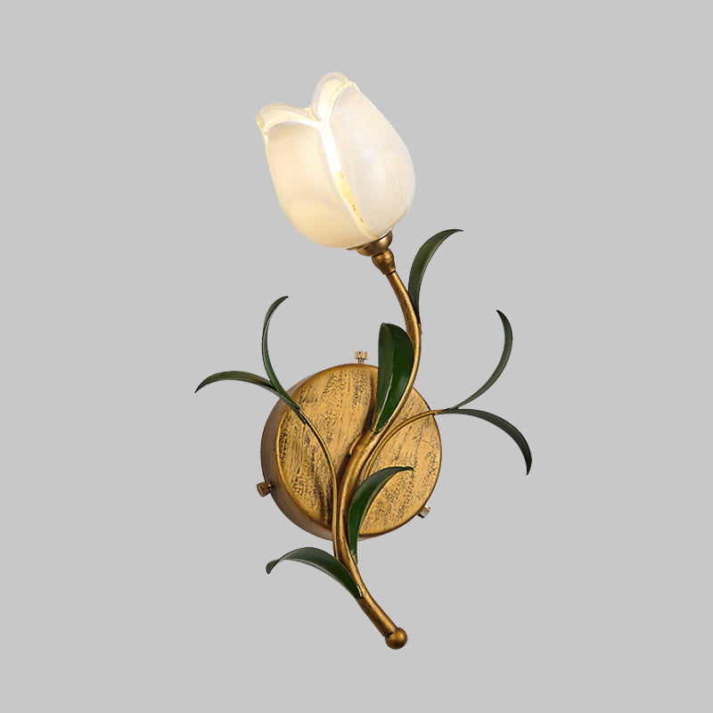 TulipGlow - Rustieke Messing Wandlamp met Witte/Geel Glazen Bloem