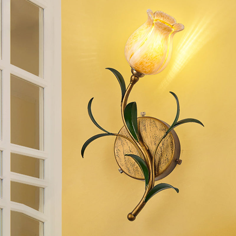 TulipGlow - Rustieke Messing Wandlamp met Witte/Geel Glazen Bloem