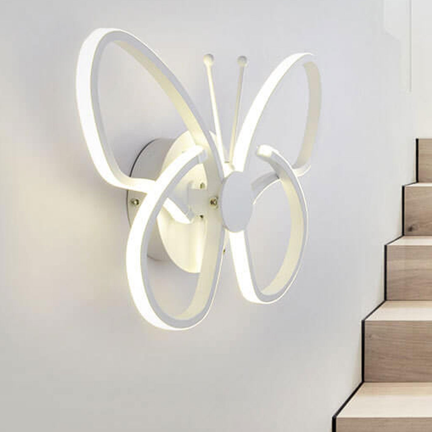 Moderne minimalistische LED-wandlamp in vlindervorm