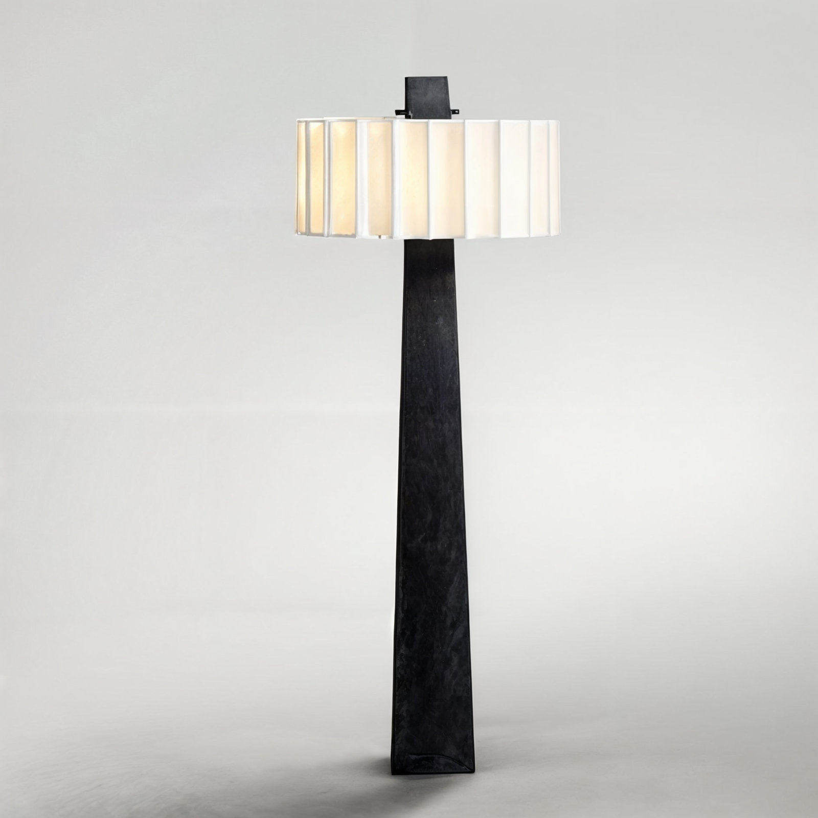 Ines Grote Vloerlamp - Moderne Elegantie in Zwart-Wit