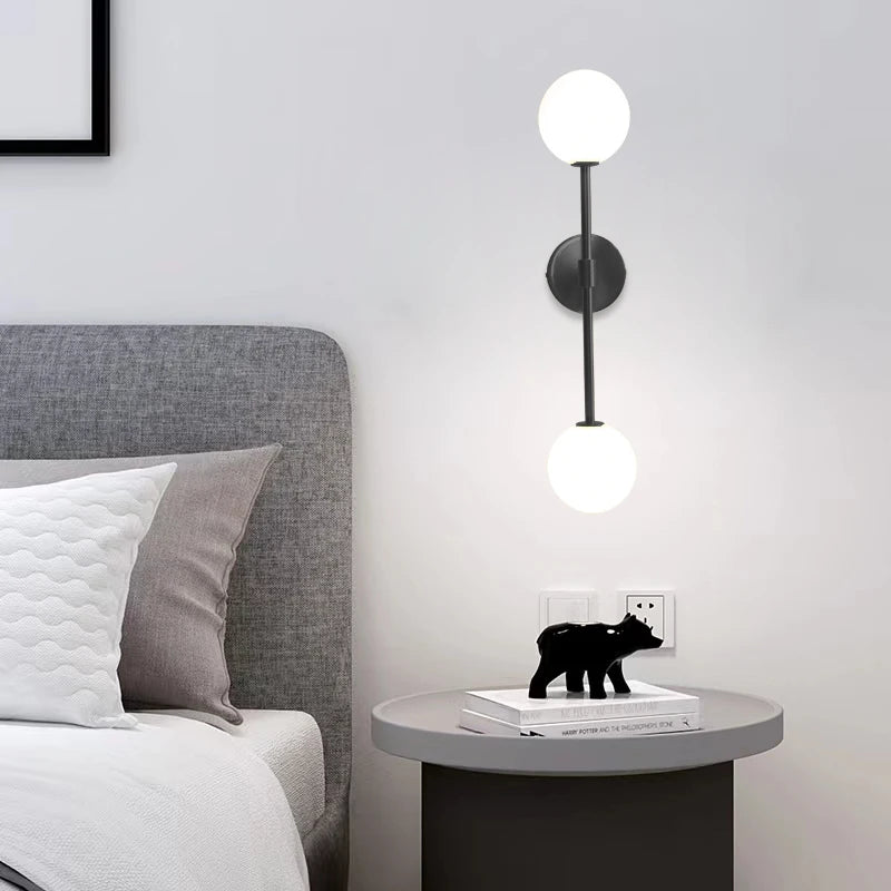 LuxeLED - Gouden Wandlamp met Melkglazen Bol en Dubbele G4 Lampen