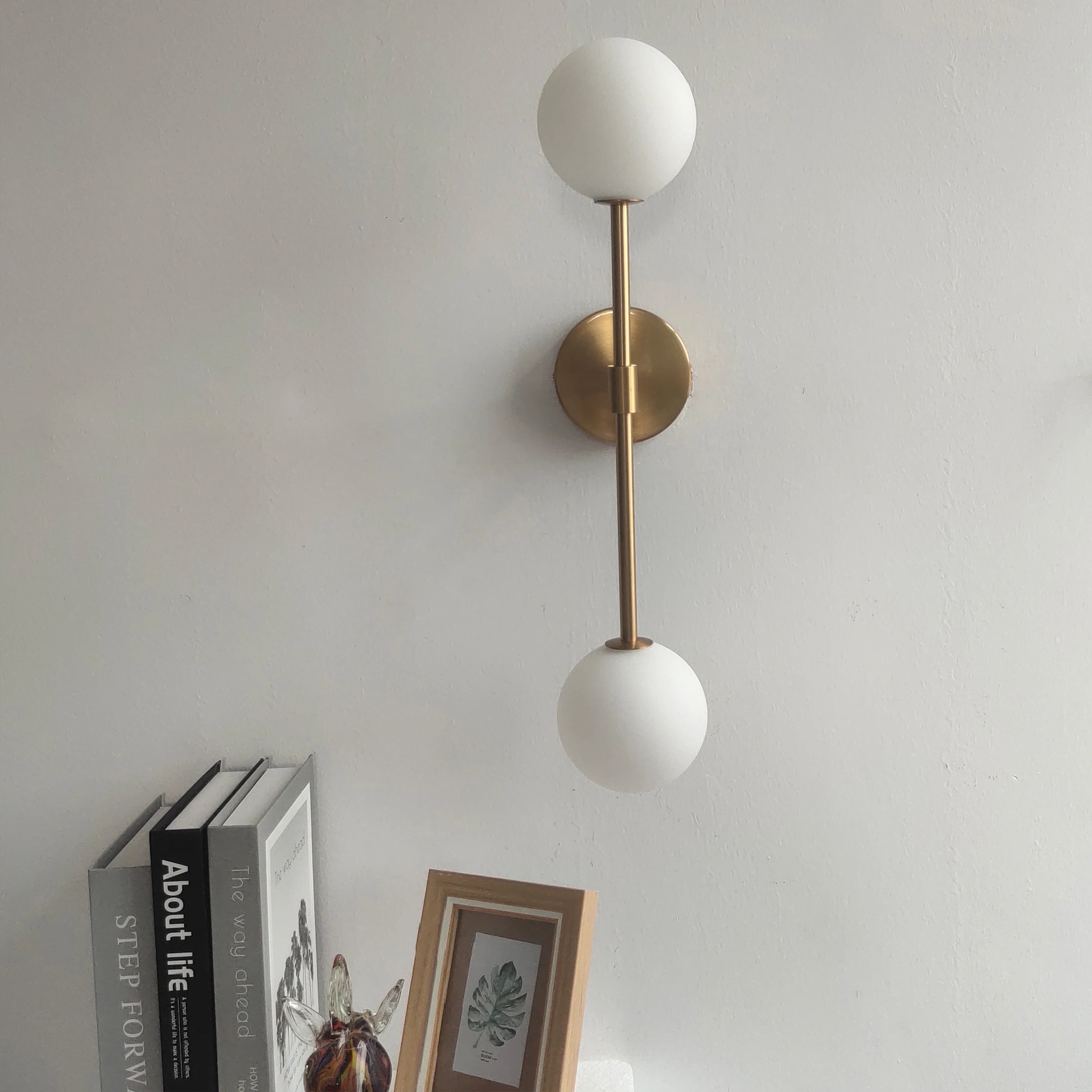 LuxeLED - Gouden Wandlamp met Melkglazen Bol en Dubbele G4 Lampen