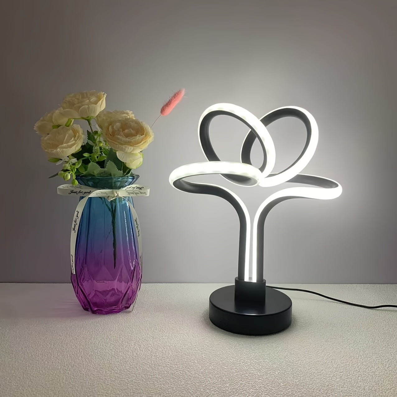 LumiNordic - Moderne Noords Geïnspireerde USB LED Tafellamp