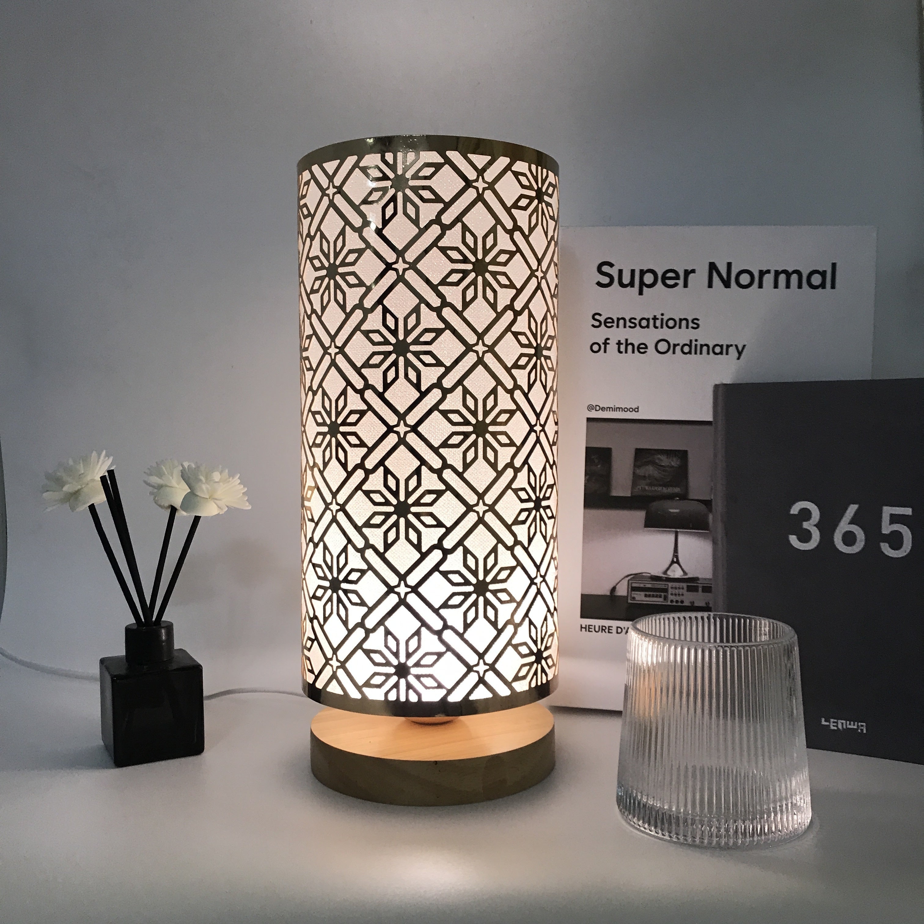 LumiPattern - Moderne USB-aangedreven Tafellamp, Instelbare Helderheid, Metalen Frame en Geplasticificeerd Scherm